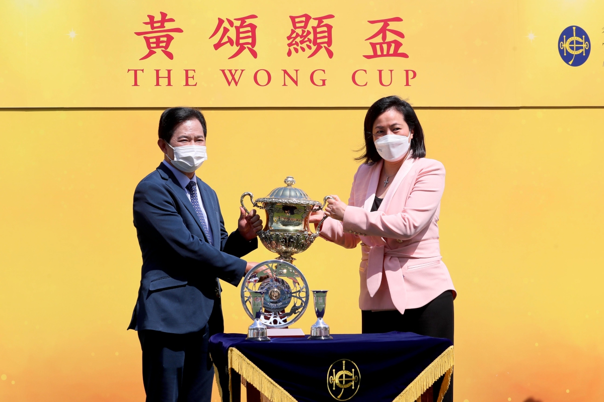 Steel Win wins The Wong Cup for Owner Jimmy Tang Kwok Leung, Trainer Michael Chang and Jockey Joao Moreira. Mrs Patti Wong, daughter-in-law of Mr Wong Chun Hin, presents the Cup to the winning Owner.