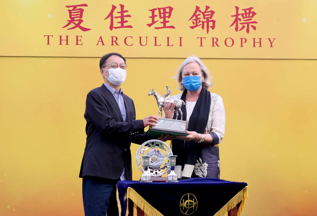 Copartner Era wins The Arculli Trophy for Owner Kelvin Lau Sik Suen, Trainer Chris So and Jockey Vagner Borges. Mrs Johanna Arculli BBS presents the Trophy to the winning Owner.