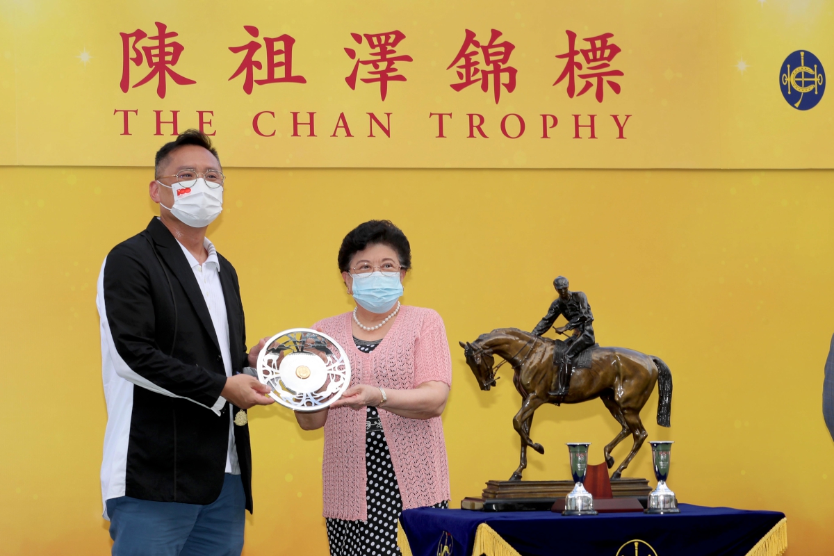 Galaxy Emperor wins The Chan Trophy for Owner Hanson Wong Chun Hung, Trainer Tony Cruz and Jockey Karis Teetan. Mrs Agnes Chan presents the Trophy to the winning Owner.