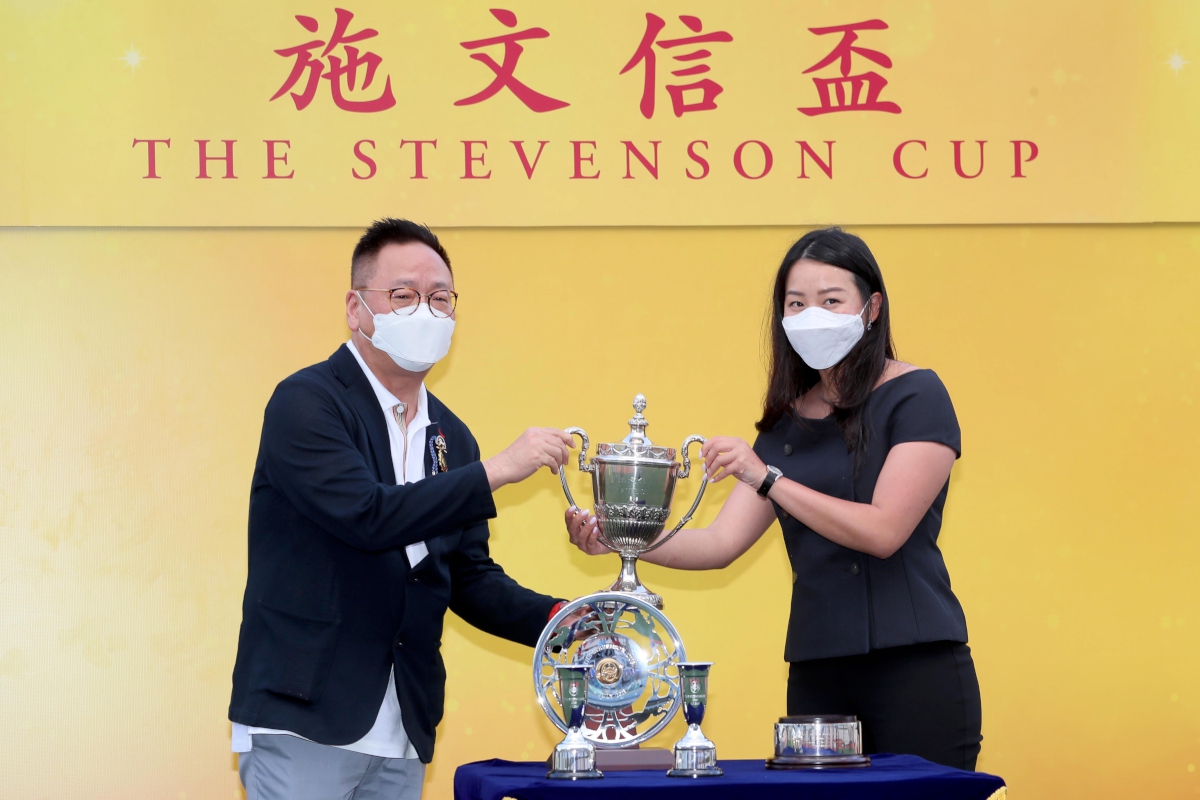 Ka Ying Master wins The Stevenson Cup for Owner Ip Chi Ming, Trainer Benno Yung and Jockey Zac Purton. Ms Patricia Kwan Pui Kay, niece of Mr Brian Stevenson, presents the Cup to the winning Owner.