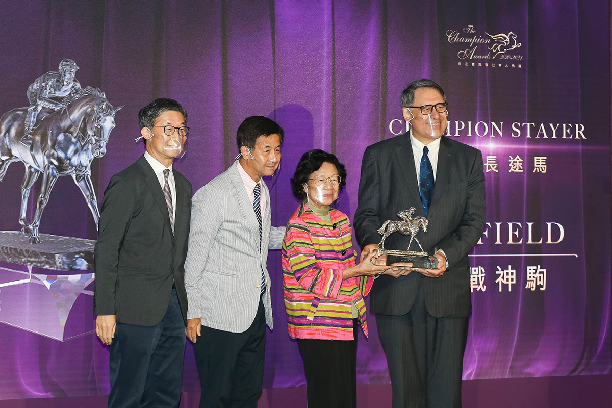 Panfield, owned by Mr. Yue Yun Hing, won the Champion Stayer award. Mr. Lester Huang, Steward of The Hong Kong Jockey Club, presents the trophy to the Yue family.