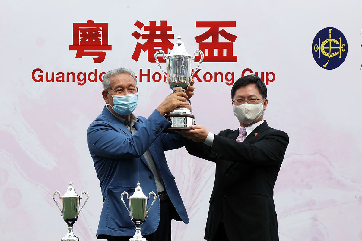 At The Guangdong-Hong Kong Cup trophy presentation, The Honourable Alfred Sit Wing-hang JP (right), Secretary for Innovation and Technology of the HKSAR Government, presents the main trophy and commemorative trophies to Dragon Commander ’s Owner Au Kai-kwong, trainer Me Tsui and jockey Dylan Mo.