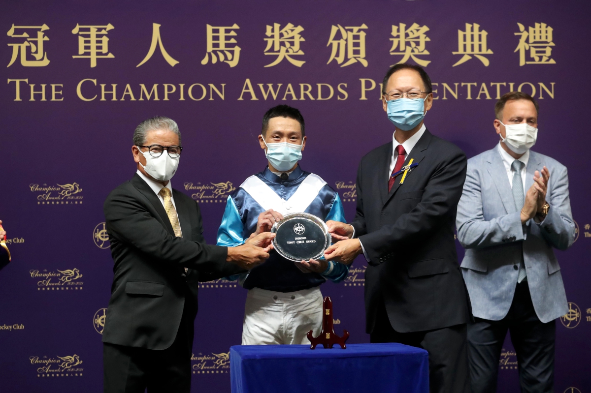 HKJC Chairman Philip Chen and trainer Tony Cruz present the Tony Cruz Award to Vincent Ho, the homegrown jockey who achieved the most wins this season.