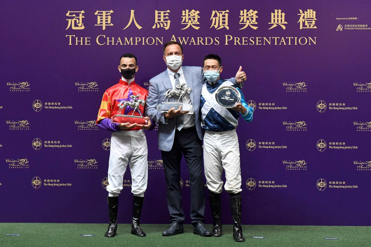 Champion Trainer Caspar Fownes, Champion Jockey Joao Moreira and Tony Cruz Award winner Vincent Ho join for a group photo.