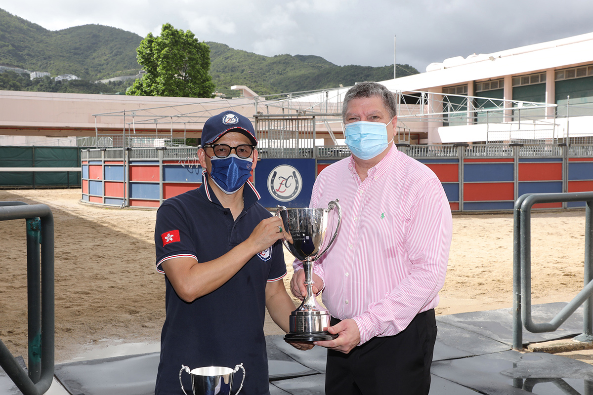 Trainer Frankie Lor (left) receives the trophy for this season's Safest and Best Housekeeping Stable Award from Mr. William Nader (right), the Club’s Director Of Racing Business and Operations, at Sha Tin racecourse today.