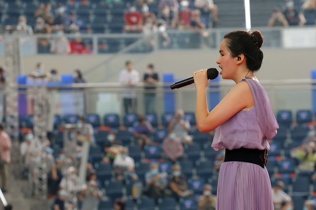Ms Michelle Siu Hoi Yan, the Hong Kong Jockey Club Scholar and Soprano leads the singing of the National Anthem.