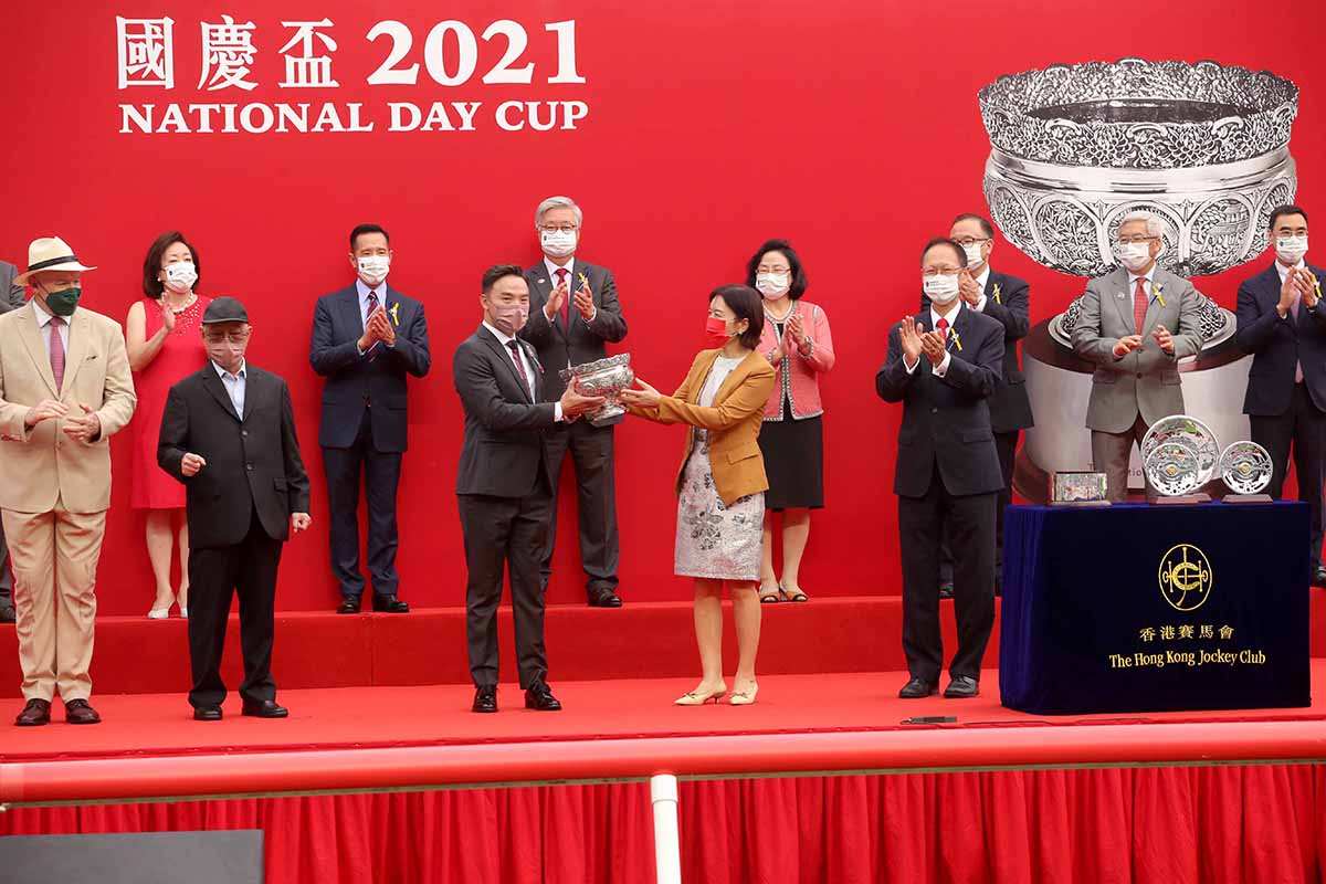 Winning Owner Sidney Leung Kwun Wa receives the National Day Cup from Ms Lu Xinning, Deputy Director of the Liaison Office of the Central People’s Government in the HKSAR.