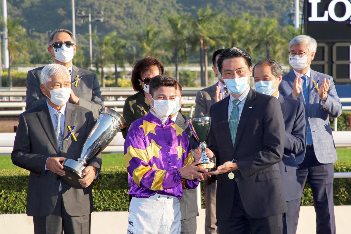 Mr Kuok Hoi Sang, Chairman and Managing Director of Chevalier International Holdings Limited, presents the Chevalier Cup trophy to Silver Express’s owner Larry Yung Chi Kin. Deputy Managing Director of Chevalier International Holdings Limited Mr Tam Kwok Wing and Non-Executive Director Mr Oscar Chow Vee Tsung present the replica trophies to trainer John Size and jockey Vagner Borges.