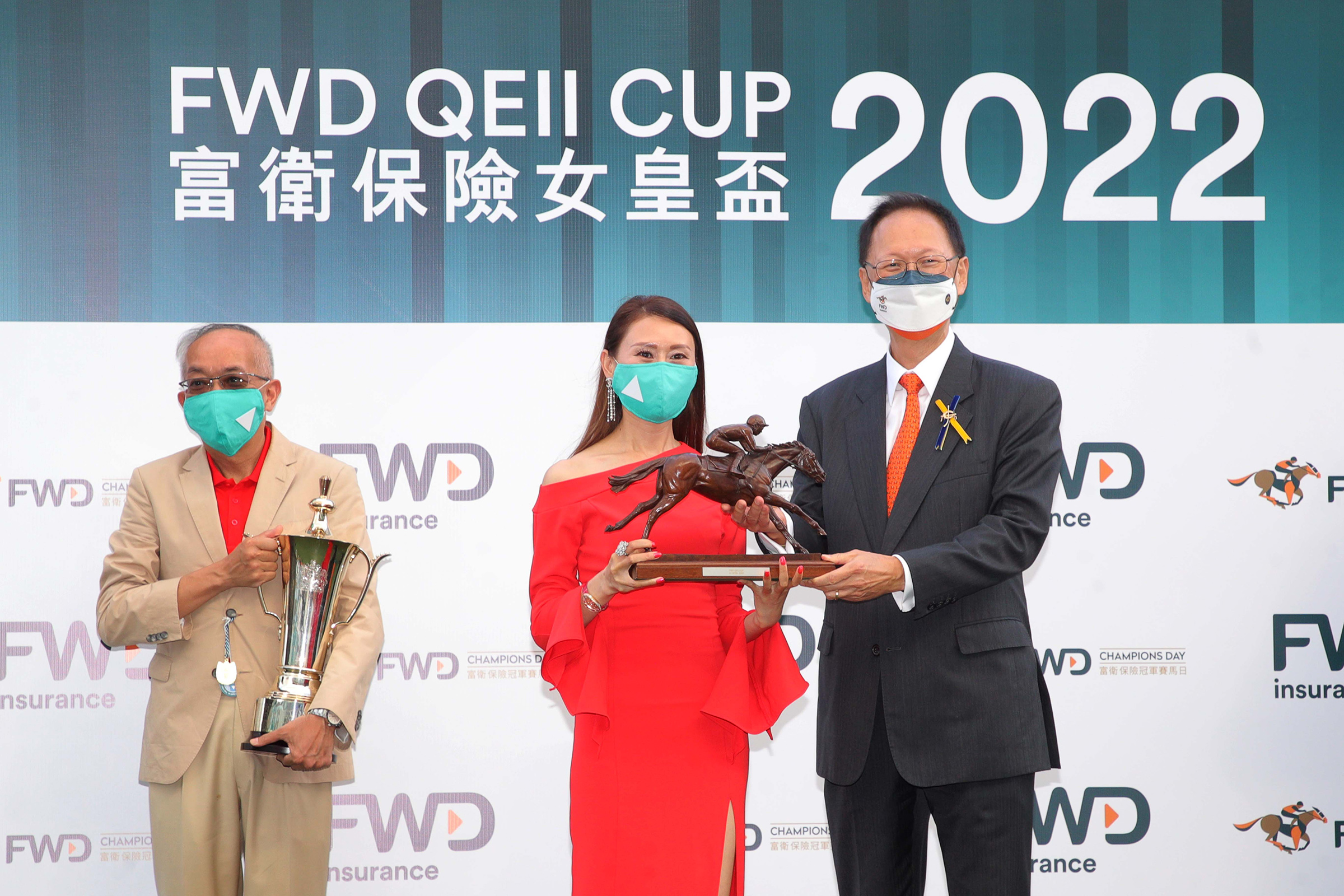 HKJC Chairman Philip Chen presents the trophy and bronze statuettes of a horse and jockey to Romantic Warrior’s owner Peter Lau Pak Fai and owner’s representative, trainer Danny Shum and jockey Karis Teetan.
