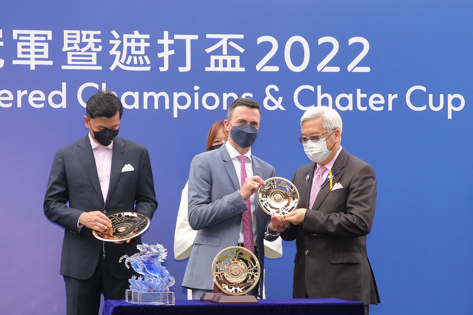 Club Steward Dr Li Ka Cheung presents the trophy and silver dishes to Owner Mr & Mrs Mike Cheung Shun Ching, trainer Douglas Whyte and jockey Blake Shinn.
