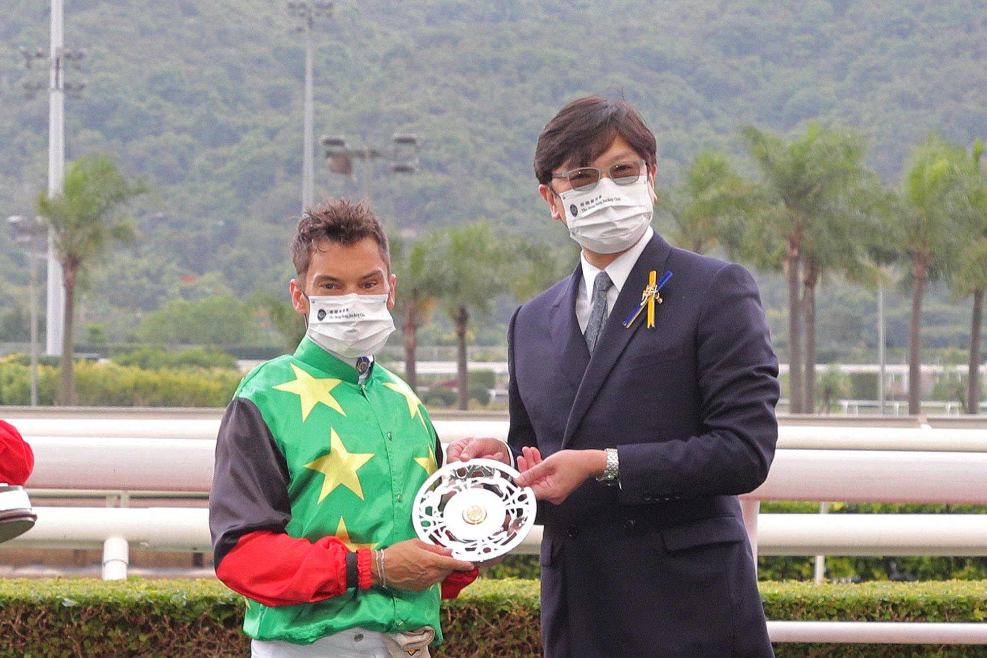 Club Steward Dr Henry Chan presents the Sha Tin Vase trophy and silver dishes to Cordyceps Six’s Owner Catherina Yim Wai Ling, trainer Richard Gibson and jockey Alexis Badel.