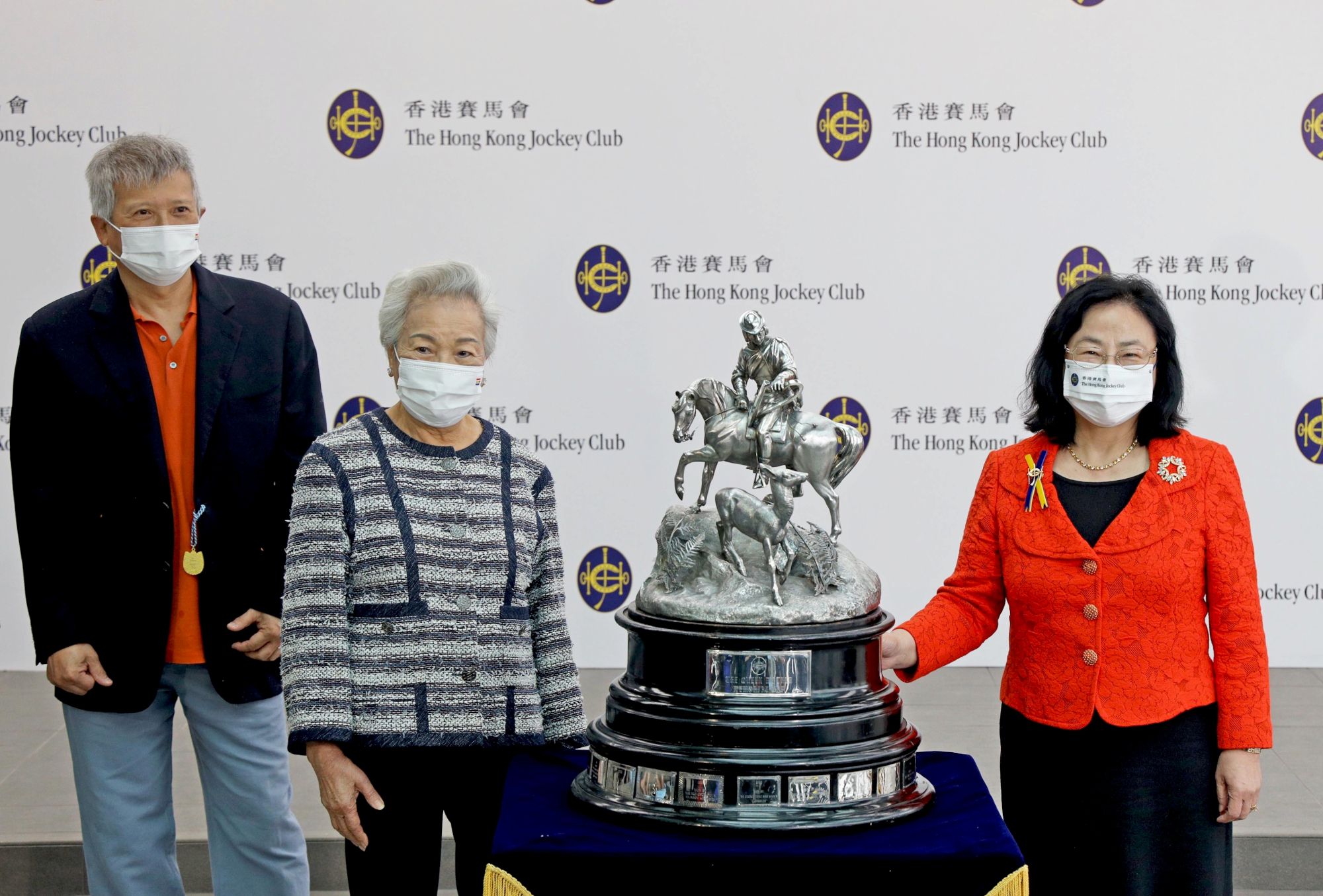 Club Steward Mrs Margaret Leung presents the trophy and silver dishes to the representatives of Willie May Syndicate, trainer Caspar Fownes and jockey Joao Moreira.