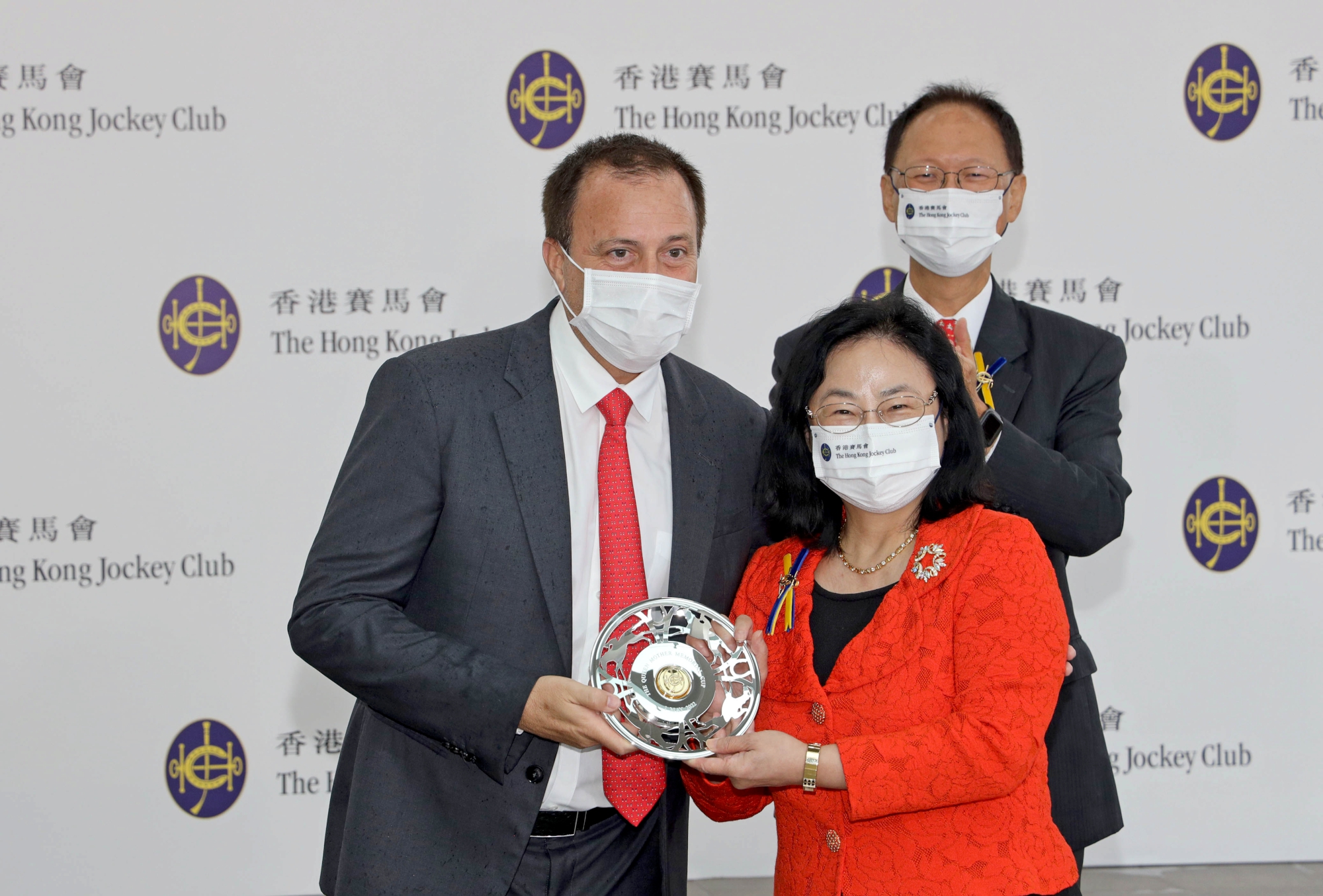 Club Steward Mrs Margaret Leung presents the trophy and silver dishes to the representatives of Willie May Syndicate, trainer Caspar Fownes and jockey Joao Moreira.