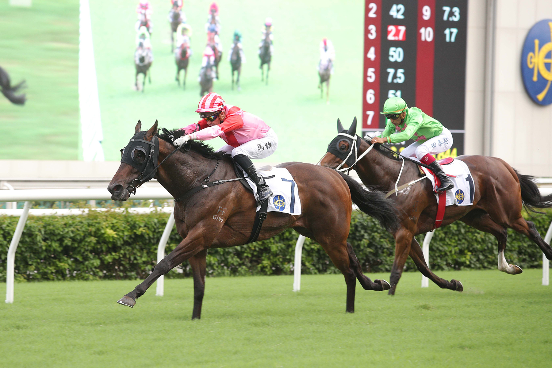 The Douglas Whyte-trained Ace One takes the Class 3 Apprentice Jockeys’ School 50th Anniversary Cup Handicap (1200m) under Ruan Maia at Sha Tin Racecourse today (Sunday, 5 June).