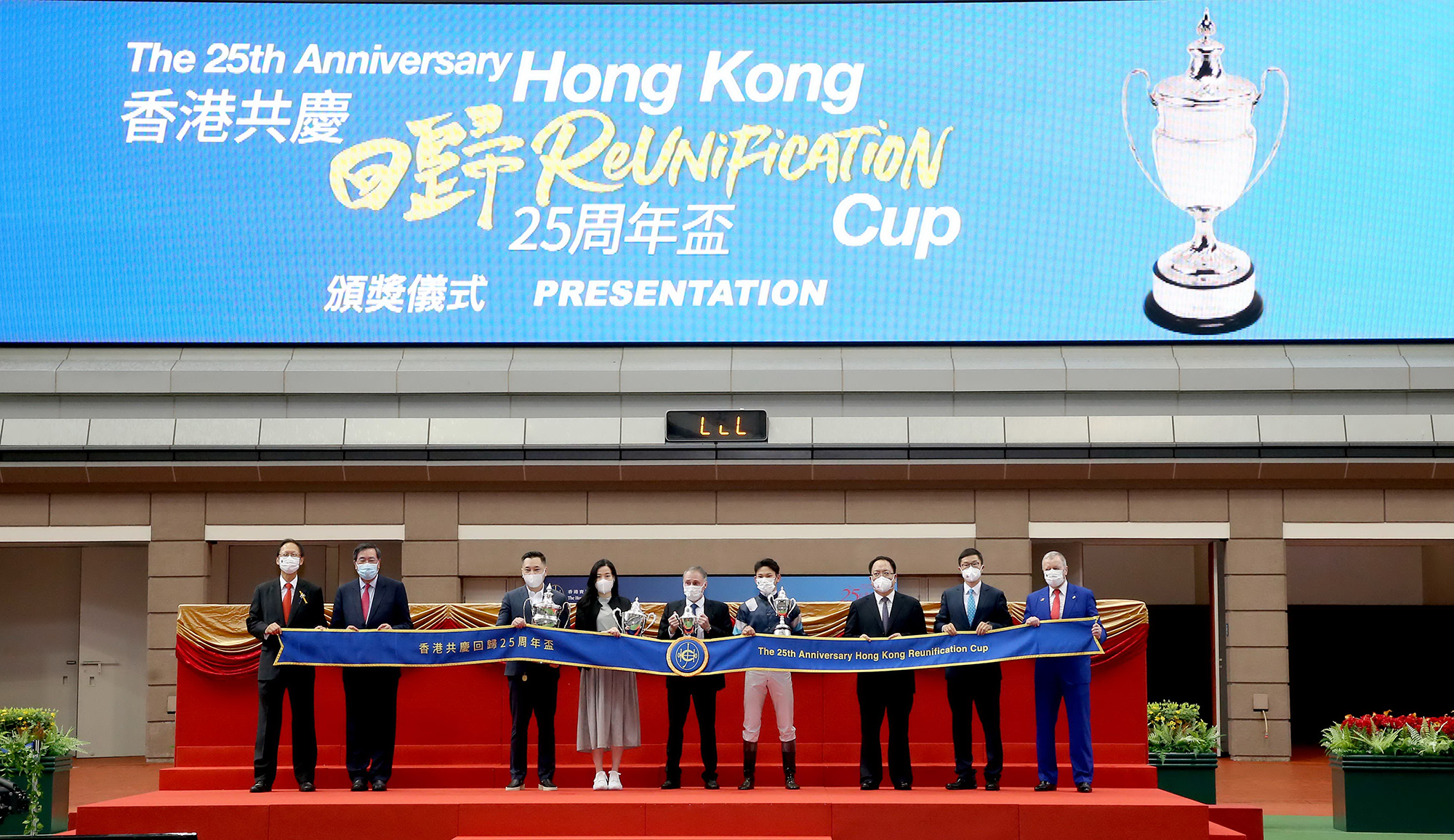 The President of the Legislative Council of the HKSAR Andrew Leung (2nd left); Deputy Commissioner of Office of the Commissioner of the Ministry of Foreign Affairs of the People’s Republic of China in the HKSAR, Pan Yundong (3rd right); Deputy Director of Department of Publicity, Cultural and Sports Affairs of the Liaison Office of the Central People’s Government in the HKSAR, Wang Kaibo (2nd right); Club Chairman Philip Chen (1st left) and Club Chief Executive Officer Winfried Engelbrecht-Bresges (1st right) at the 25th Anniversary Hong Kong Reunification Cup trophy presentation ceremony.