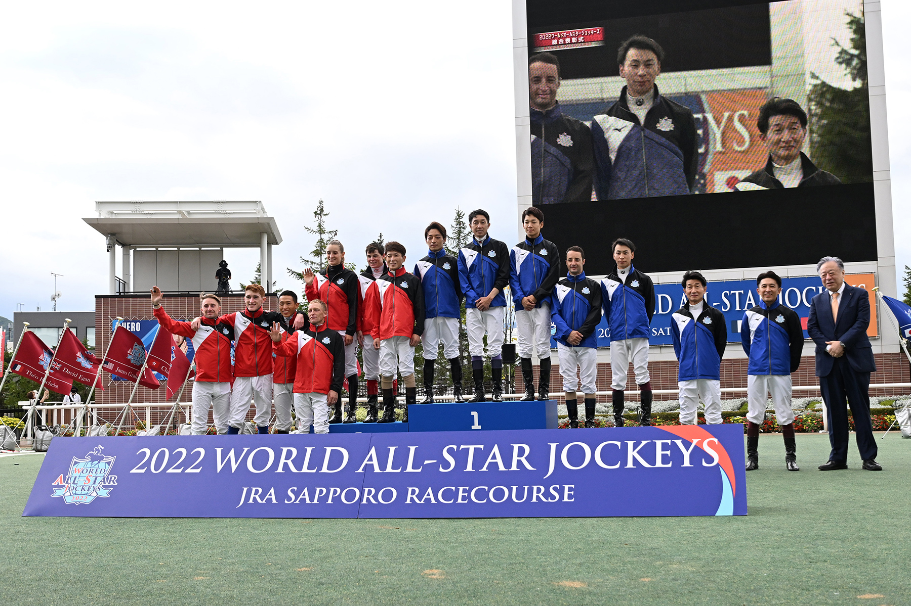 Vincent Ho and other jockeys participating in this year’s World All-Star Jockeys take a group photo at the presentation ceremony. (Photo: Tomoya Moriuchi)
