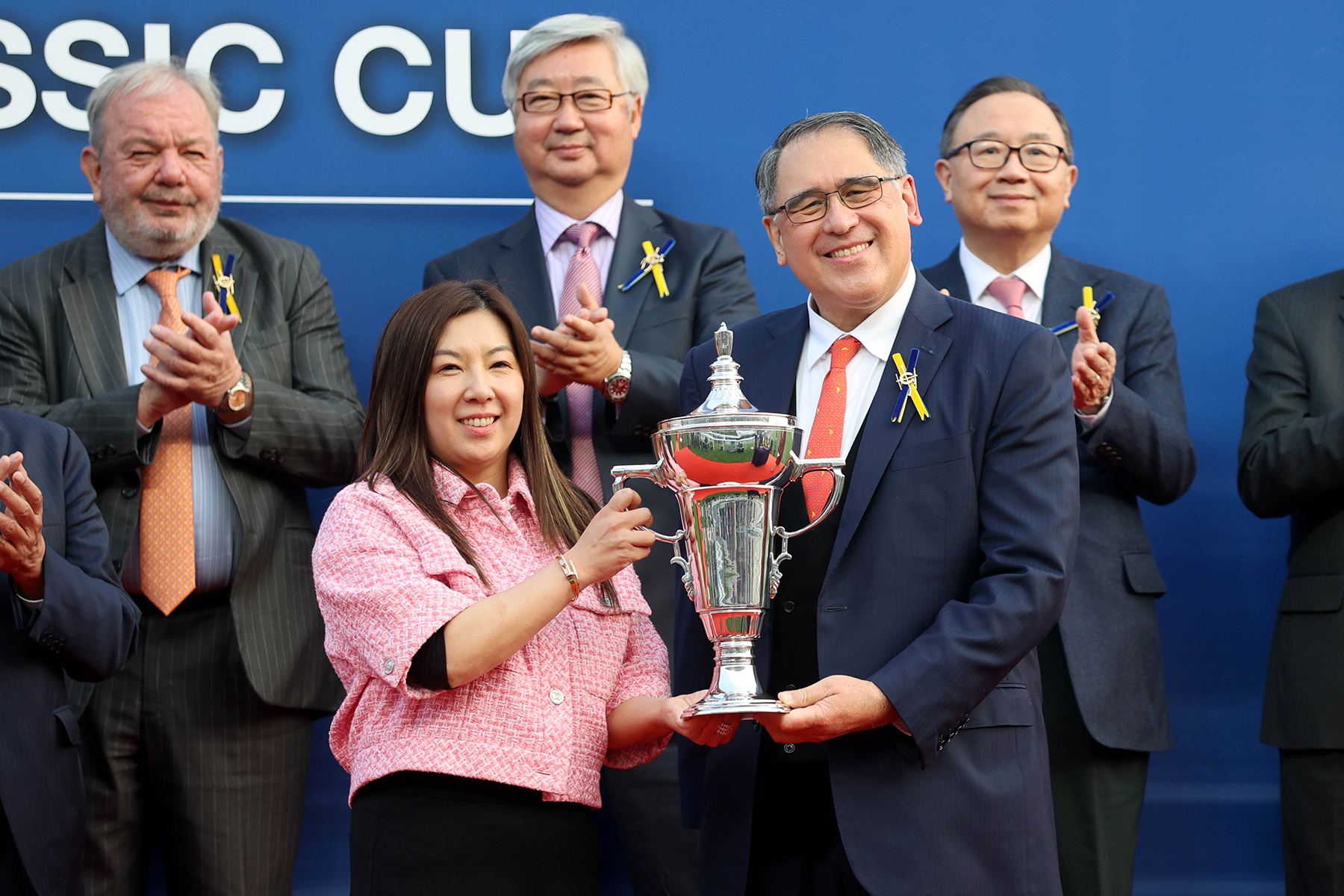 At the presentation ceremony, Club Steward Mr Lester G Huang presents the Hong Kong Classic Cup trophy and gold-plated dishes to Super Sunny Sing’s owner Ms Janice Wong Oi Ying, as well as winning trainer Chris So and jockey Vincent Ho.